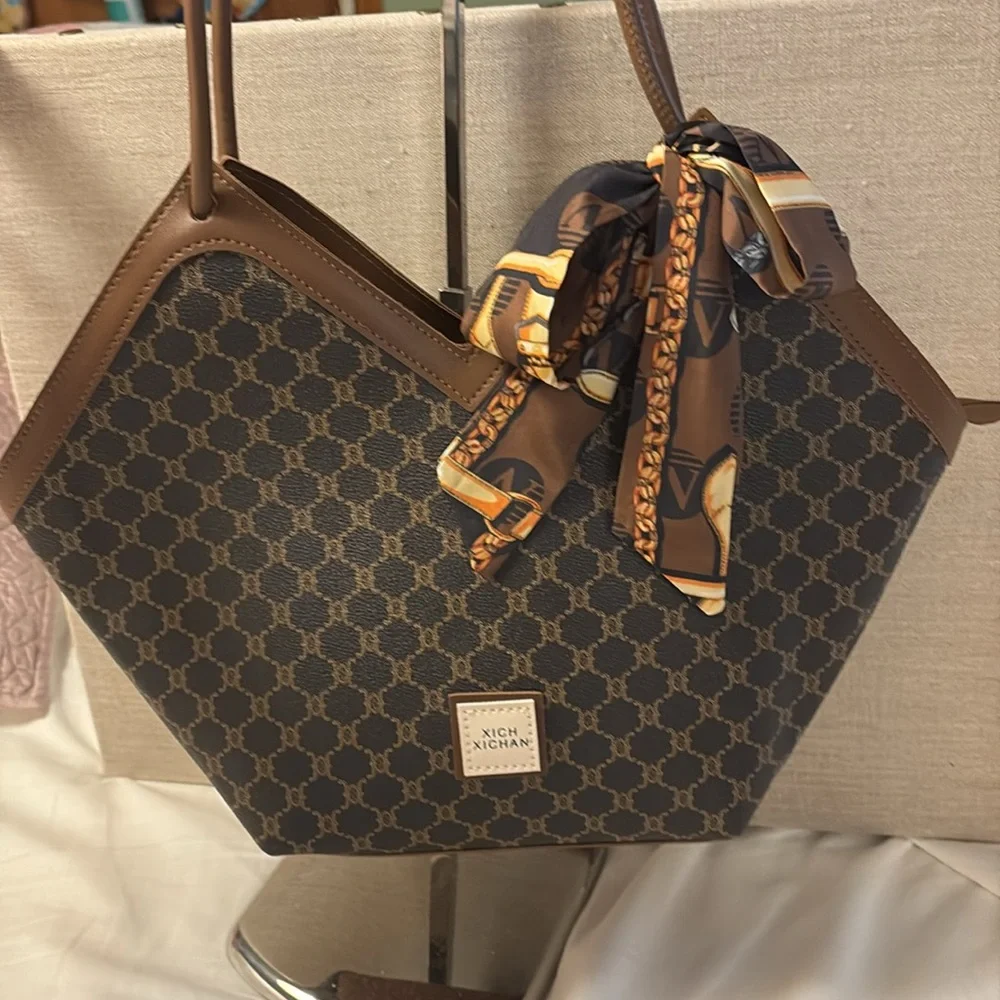 Elegant Geometric Tote. Shoulder/Handbag with Scarf.
New w/o tags. Xich Xichan - Picture 12 of 12
